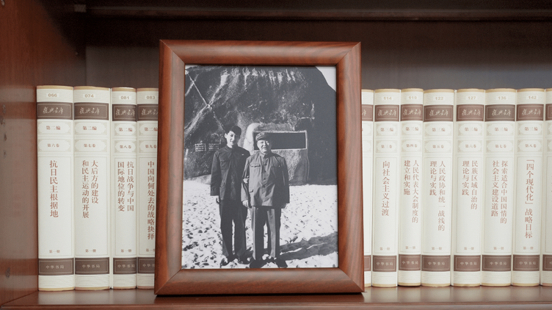 2022年12月31日，習(xí)近平辦公室的書架上擺放著他和父親的合影。