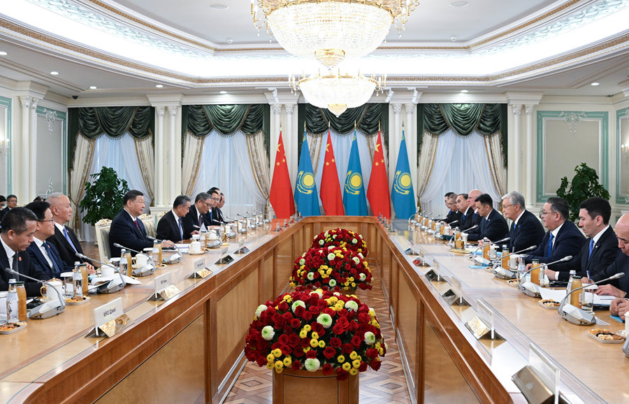 當(dāng)?shù)貢r(shí)間6月16日下午，哈薩克斯坦總統(tǒng)托卡耶夫同中國(guó)國(guó)家主席習(xí)近平在阿斯塔納總統(tǒng)府舉行會(huì)談。