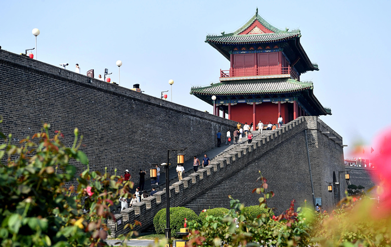 2024年9月16日，游客在河北省石家莊市正定古城游玩。