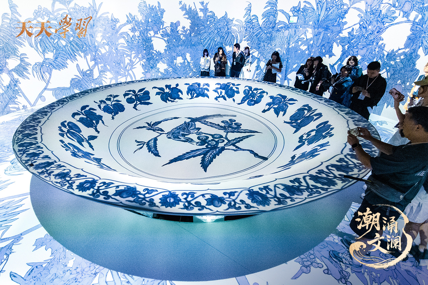 2025年5月13日，“‘紋’以載道——故宮博物院沉浸式數(shù)字體驗(yàn)展”亮相香港故宮文化博物館。