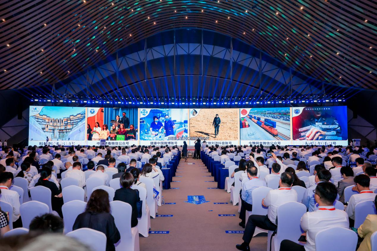 2025年中國網(wǎng)絡(luò)文明大會(huì)《走好網(wǎng)上群眾路線百個(gè)成績突出賬號(hào)推選活動(dòng)成果》發(fā)布現(xiàn)場。