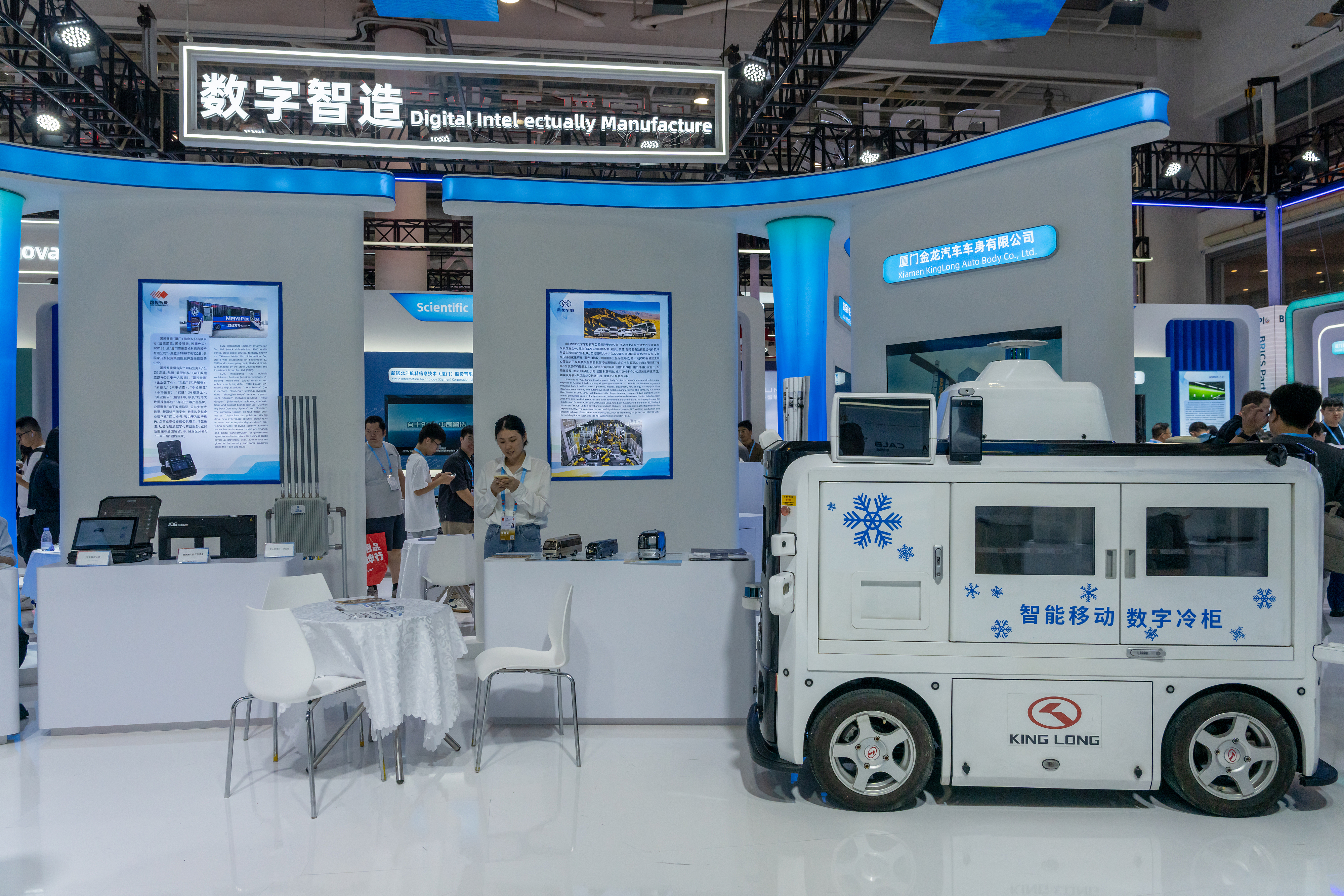 2024年9月9日，福建廈門，觀眾在金磚國家新工業(yè)革命伙伴關系創(chuàng)新基地展位參觀、洽談。