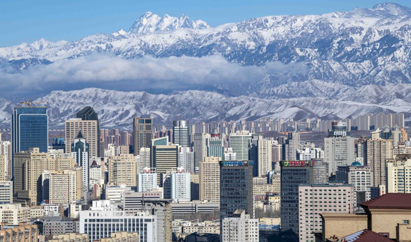 天山腳下的烏魯木齊市城區(qū)一角。