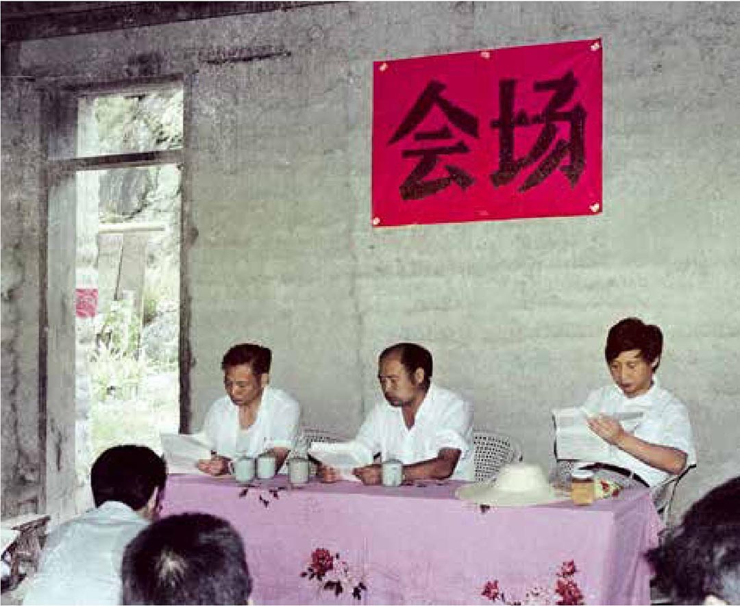 1989年7月，習(xí)近平在壽寧縣下黨鄉(xiāng)召開現(xiàn)場辦公會。