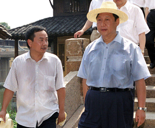 2005年8月3日，習(xí)近平在浙江嘉興桐鄉(xiāng)市烏鎮(zhèn)調(diào)研古鎮(zhèn)保護工作。資料圖片