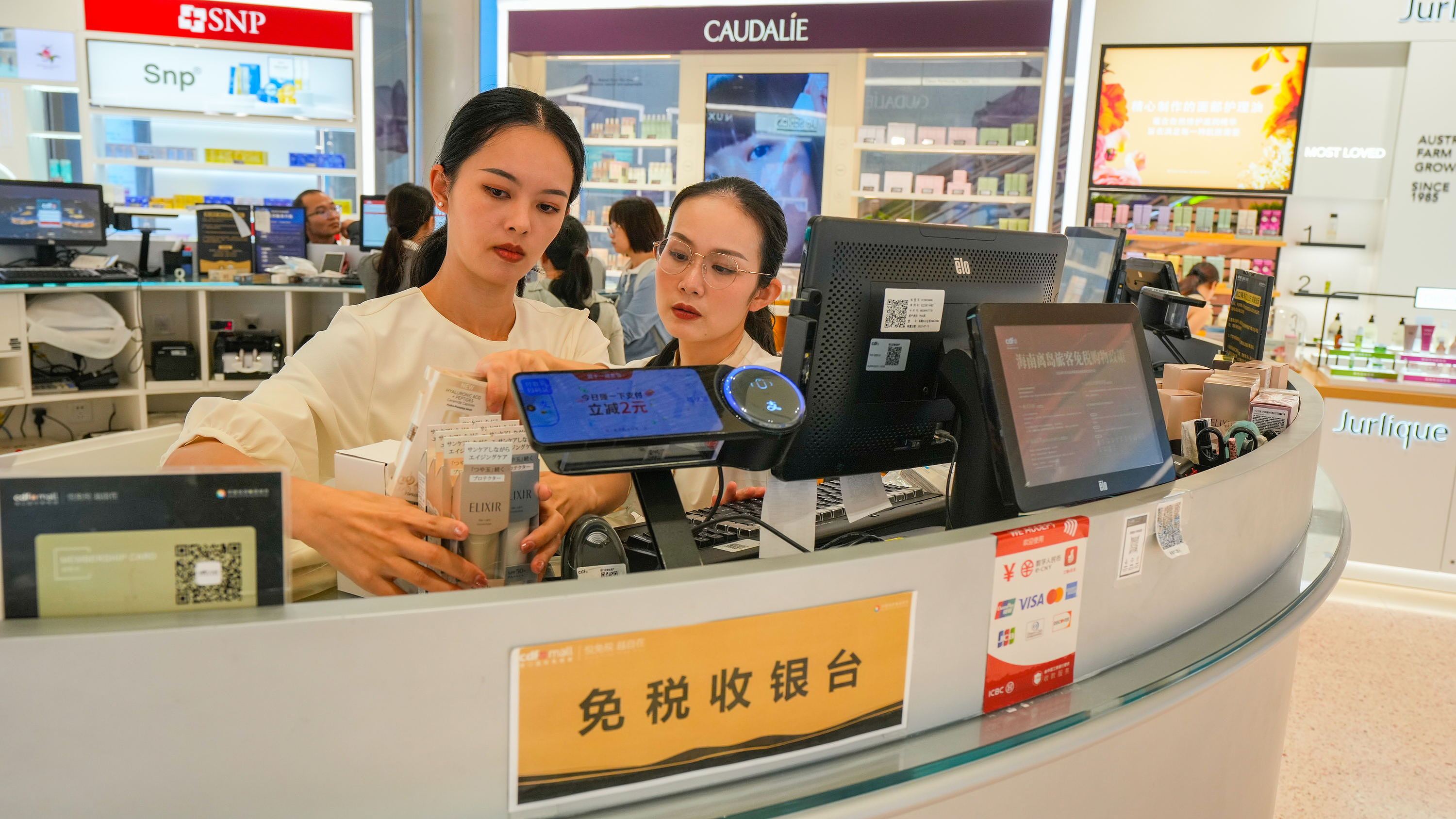 2025年11月1日，?？?，cdf海口國際免稅城內(nèi)人頭攢動，眾多旅客在選購免稅商品。