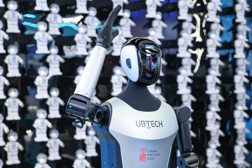 △ 2025年4月23日，在深圳優(yōu)必選科技展廳內(nèi)，商用版人形機(jī)器人Walker C向觀眾揮手致意。