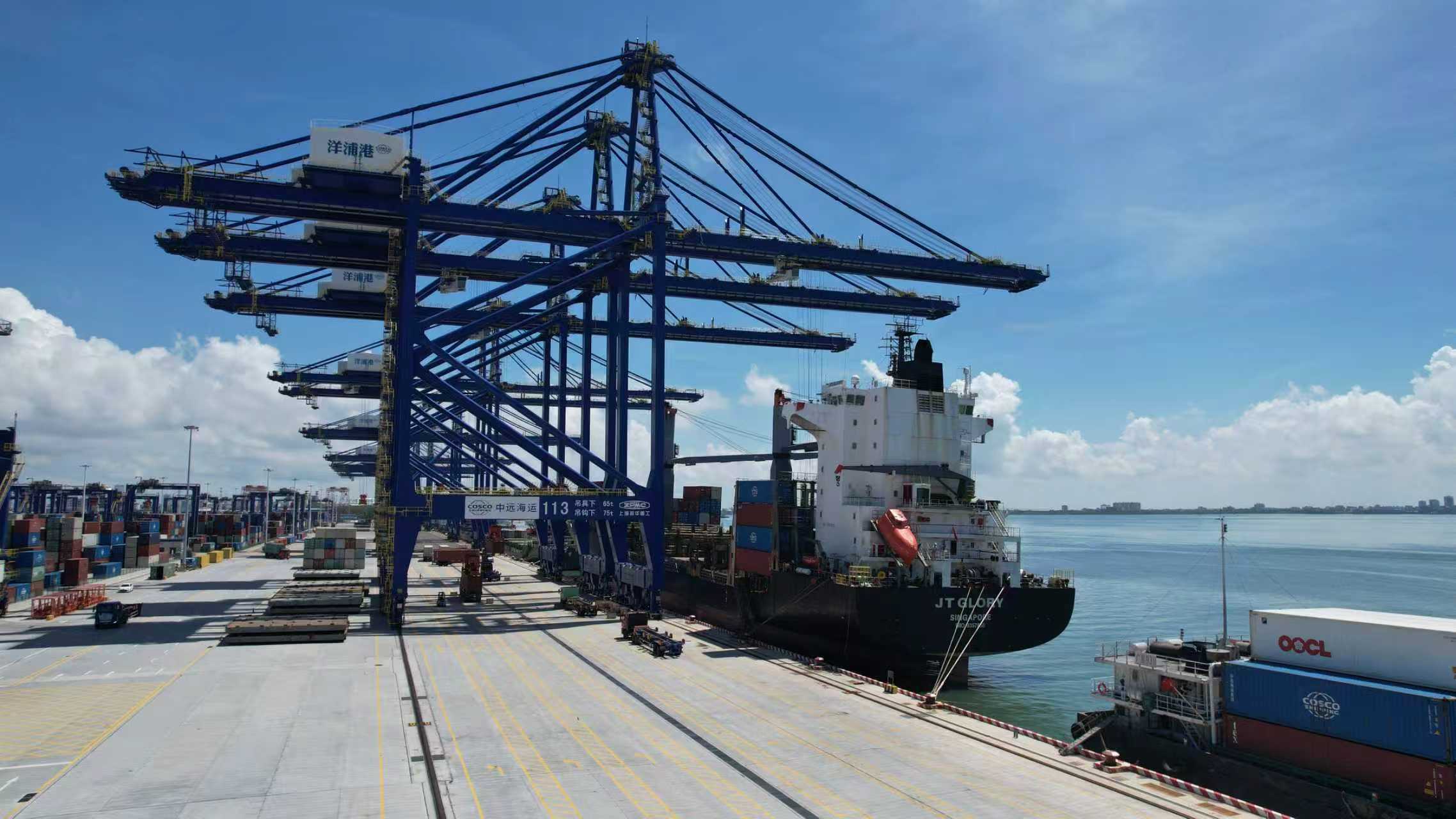 海南洋浦國(guó)際集裝箱碼頭。人民網(wǎng)記者 孟凡盛攝