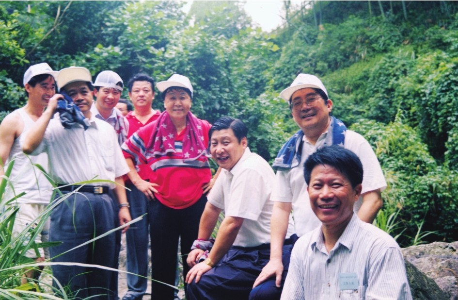 1999年6月，習(xí)近平在福州森林公園參加紀(jì)念毛主席“發(fā)展體育運(yùn)動(dòng)，增強(qiáng)人民體質(zhì)”題詞47周年登山健身活動(dòng)。（圖片來(lái)源：《習(xí)近平在福建（下冊(cè)）》