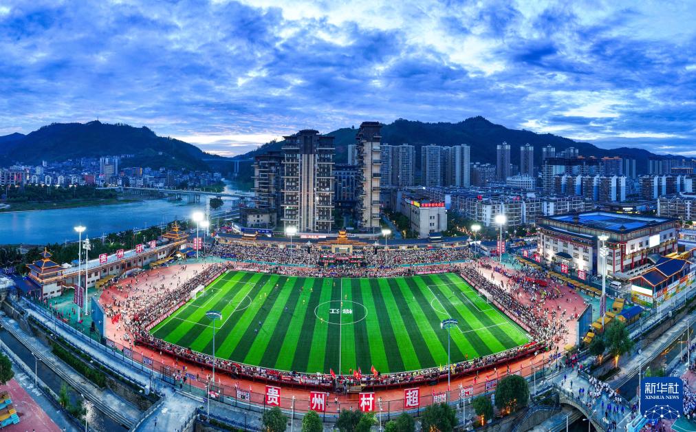 這是2025年8月23日拍攝的首屆“村超”全國(guó)賽總決賽現(xiàn)場(chǎng)。新華社記者楊文斌攝