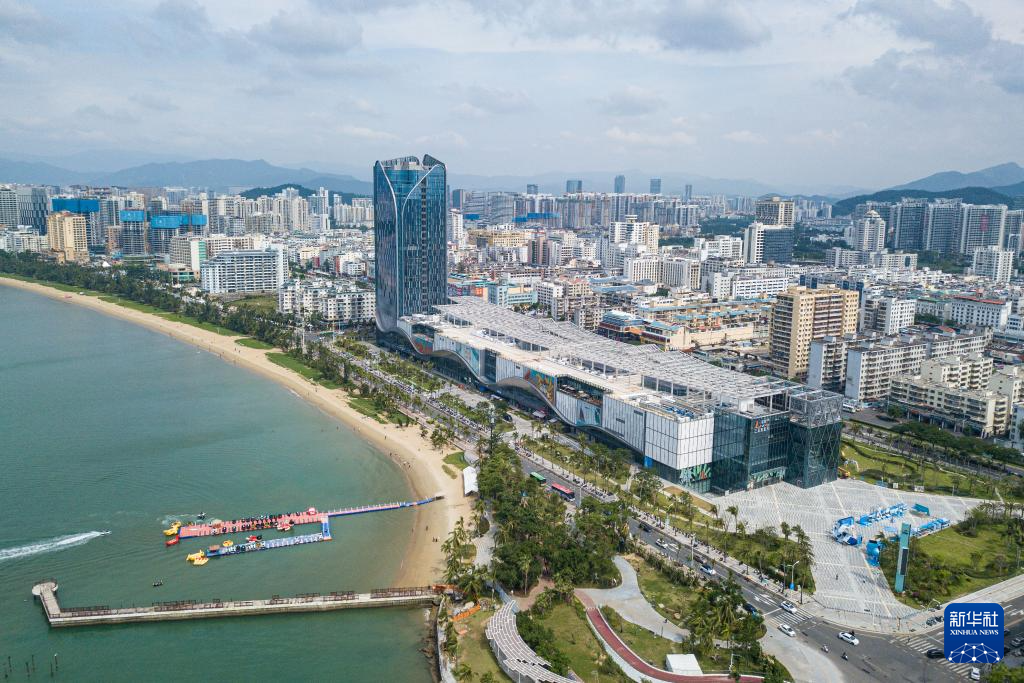 海南自貿(mào)港重點園區(qū)——三亞中央商務(wù)區(qū)（無人機照片，11月1日攝）。新華社記者 蒲曉旭攝