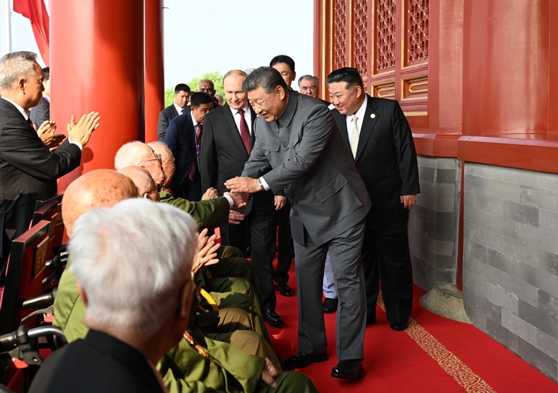 2025年9月3日，習近平總書記同抗戰(zhàn)老戰(zhàn)士老同志代表親切握手，向他們表示崇高敬意。