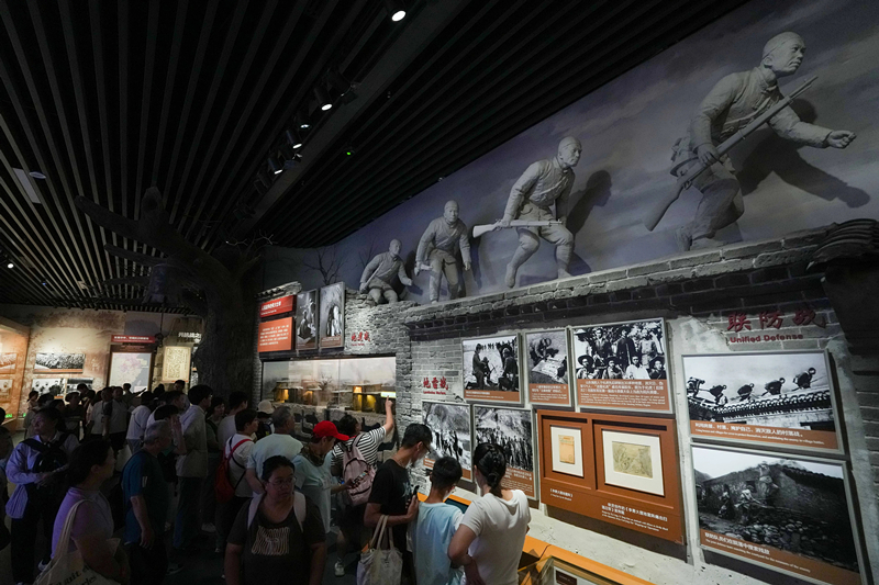 2025年7月8日，參觀者在中國人民抗日戰(zhàn)爭紀念館參觀《為了民族解放與世界和平》主題展覽。