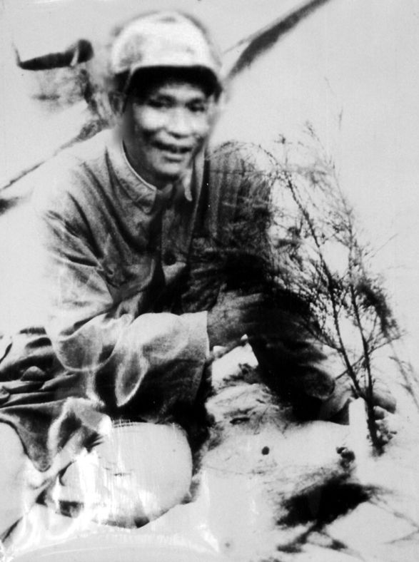 谷文昌與試種成活的木麻黃（資料照片）。