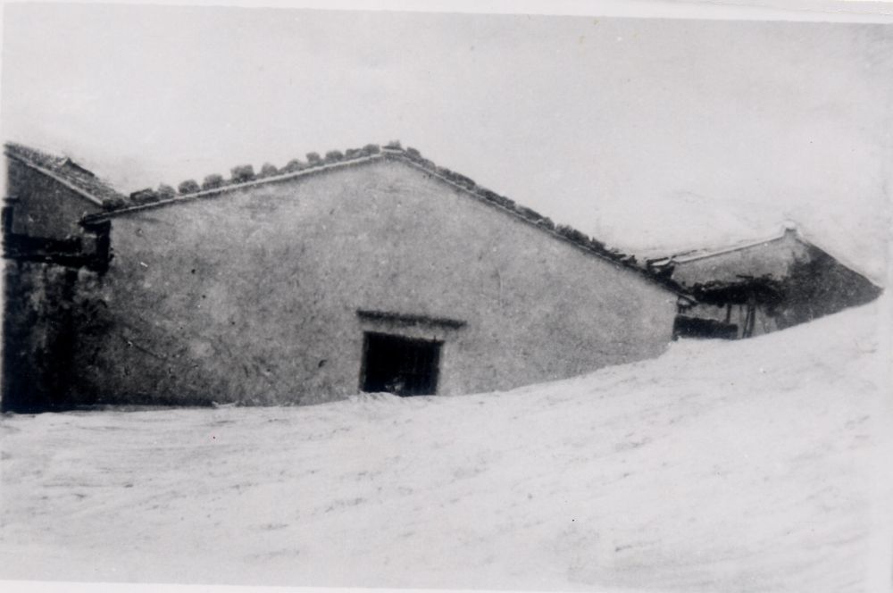 昔日的東山島風(fēng)沙掩埋部分村民村舍（資料照片）。