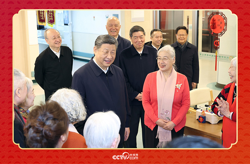 2026年2月10日，習(xí)近平總書記在北京西城區(qū)“吾老·新街”養(yǎng)老服務(wù)街區(qū)銀齡老年公寓考察時(shí)，同老人們親切交流。
