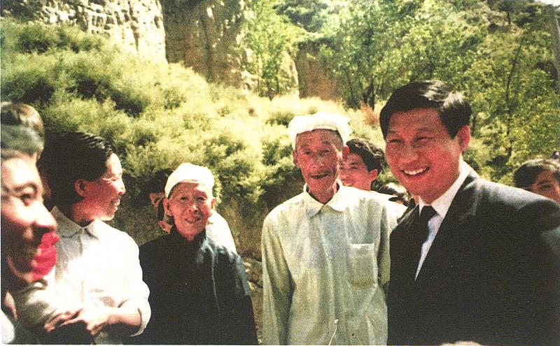1993年9月27日，習(xí)近平回到梁家河看望鄉(xiāng)親們。