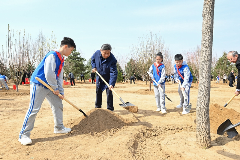 2025年4月3日，習(xí)近平總書記來到北京市豐臺區(qū)永定河畔參加首都義務(wù)植樹活動。