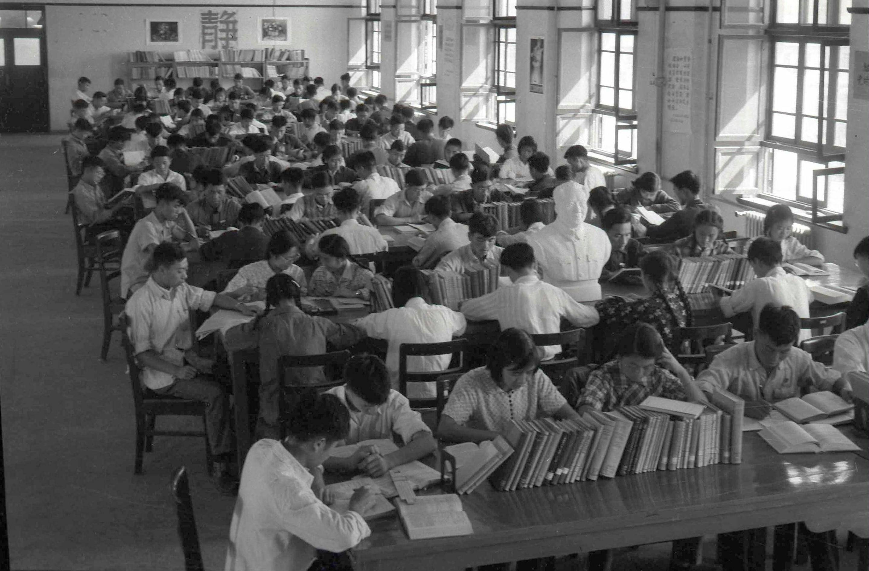 1959年，學(xué)生們?cè)谖鬟w后的交大校園圖書館閱覽室內(nèi)學(xué)習(xí)（資料照片）。