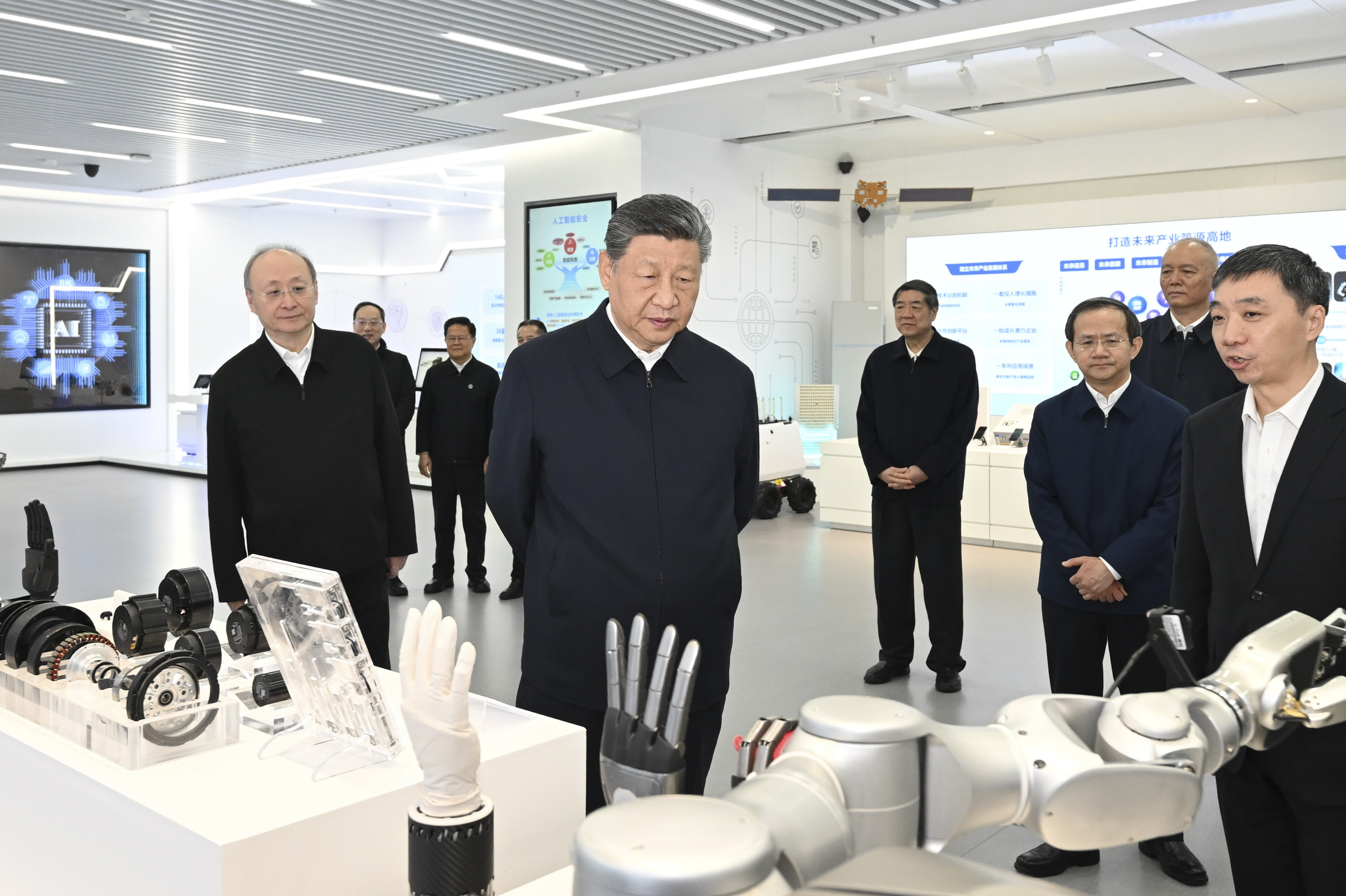 △ 2026年2月9日，習(xí)近平總書記在位于北京亦莊的國(guó)家信創(chuàng)園考察。