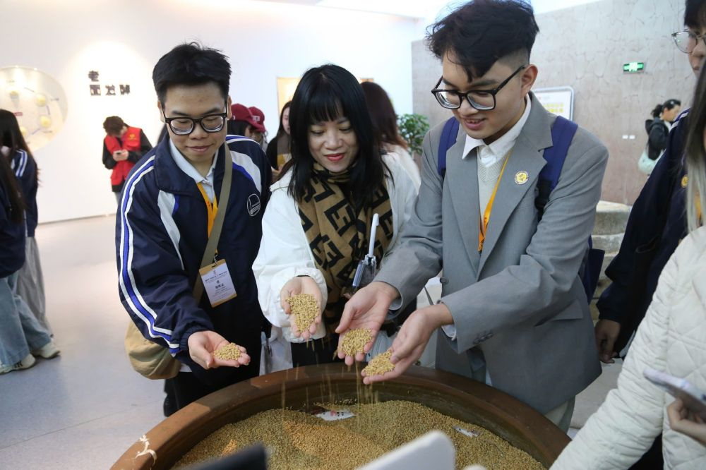 2026年3月30日，參加“紅色研學之旅”的越南青年在河北參觀新農(nóng)村建設。