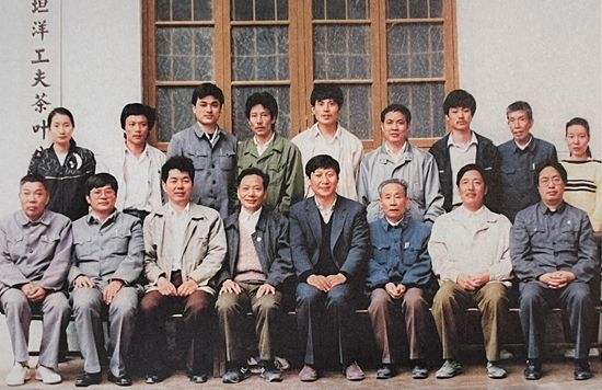 1990年5月，剛調(diào)任福州市委書(shū)記的習(xí)近平到寧德交接工作時(shí)，調(diào)研福安市社口鄉(xiāng)坦洋工夫茶葉公司。