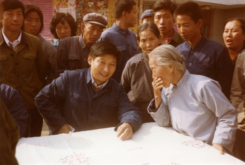 這是1983年，時(shí)任河北正定縣委書(shū)記的習(xí)近平，臨時(shí)在大街上擺桌子聽(tīng)取老百姓意見(jiàn)。