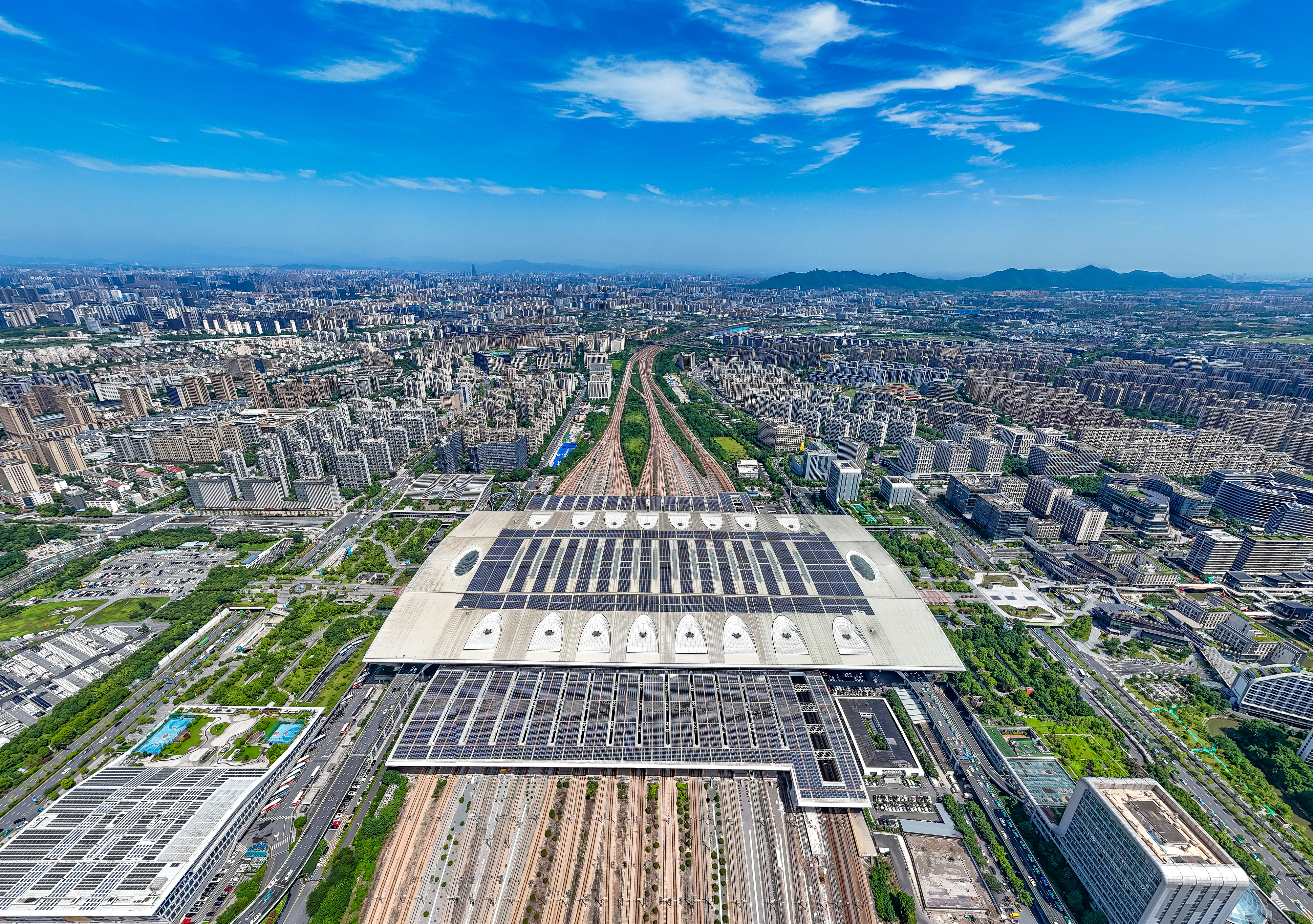 2025年10月29日，浙江杭州，航拍杭州東站站房屋頂及南北雨棚光伏發(fā)電方陣。