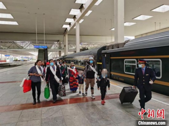 圖為拉薩車站工作人員為西藏先心病患兒和陪同人員提供“綠色”接力幫扶，并開通了專門通道，讓他們快速進(jìn)站上車。拉薩車站 供圖