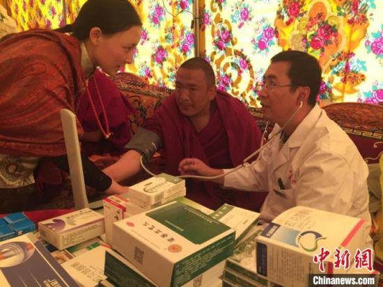 圖為馬少元(右一)在基層開展義診。青海省第四人民醫(yī)院供圖