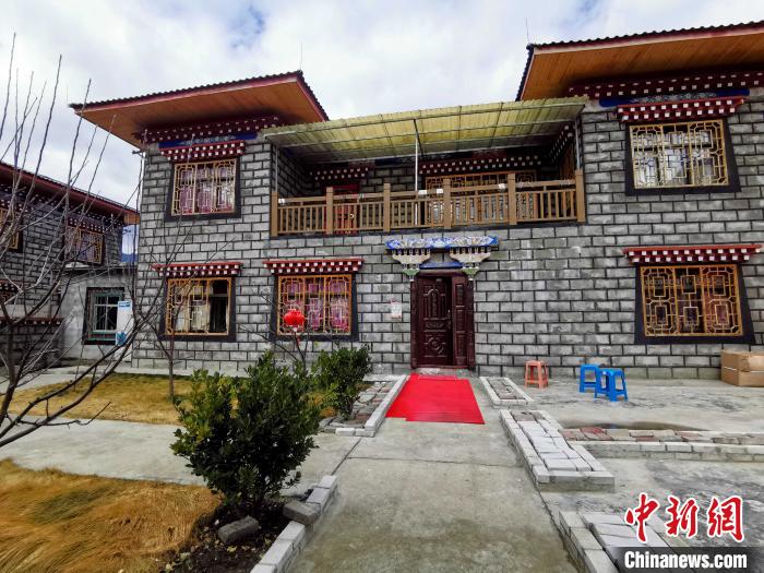 圖為林芝米林縣羌納鄉(xiāng)西嘎村村民家家戶(hù)戶(hù)發(fā)展庭院經(jīng)濟(jì)，院內(nèi)種滿(mǎn)了各種果樹(shù)。　趙延 攝