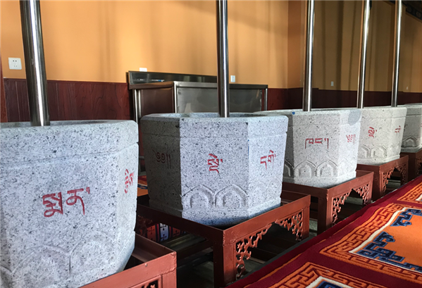 圖為藏醫(yī)院的藏藥加工地。.png