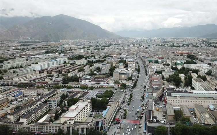 8月10日無人機拍攝的拉薩城市一景。新華社記者 王益亮 攝.jpg