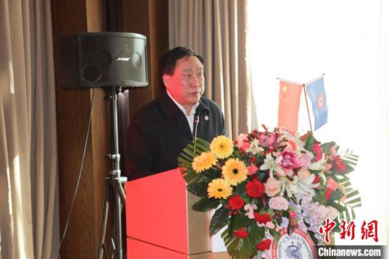 圖為中國非公立醫(yī)療機構(gòu)協(xié)會常務(wù)副會長兼秘書長郝德明致辭。　韓相澤 攝