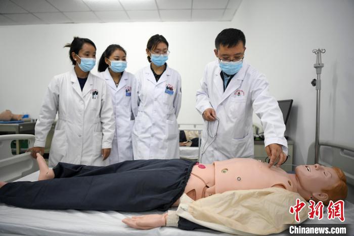 湖南中醫(yī)藥大學(xué)第一附屬醫(yī)院腦病科援藏醫(yī)生高曉峰(右一)為學(xué)生們進行體格檢查教學(xué)?！钊A峰 攝