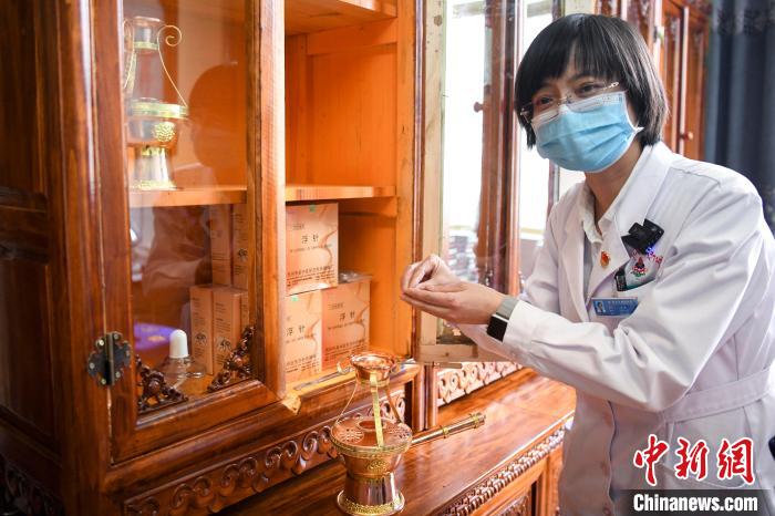 湖南中醫(yī)藥大學(xué)第一附屬醫(yī)院外治科援藏醫(yī)生譚濤介紹中醫(yī)和藏醫(yī)向結(jié)合的霍爾麥療法?！钊A峰 攝