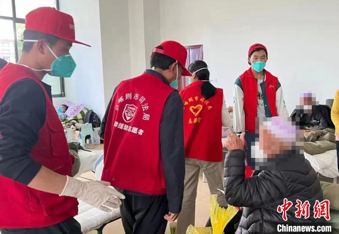 圖為得到妥善安置周到的服務(wù)，患者向志愿者豎起大拇指?！∪湛t市委宣傳部供圖