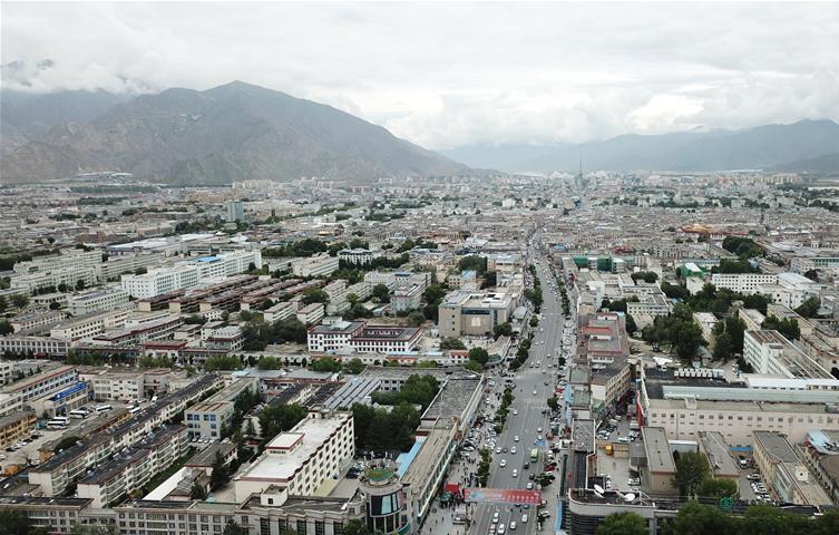 8?10日無(wú)人機(jī)拍攝的拉薩城市一景?新華社記?? 王益? ?.jpg
