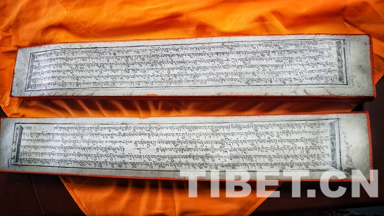 圖為復(fù)刻的藥王山版?四部醫(yī)典?? 攝影：楊悅笙.jpg