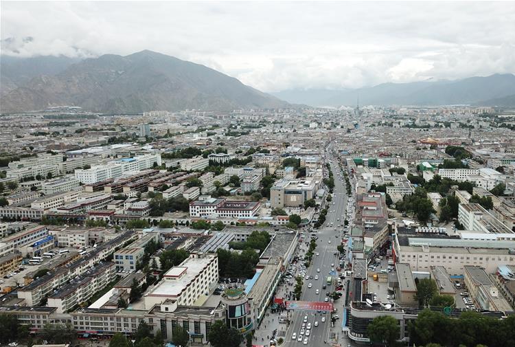 8?10日無人機(jī)拍攝的拉薩城市一景?新華社記?? 王益? ?.jpg