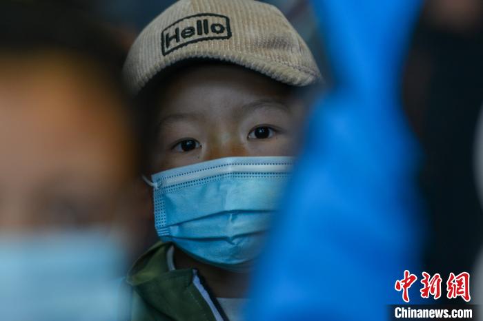 醫(yī)生介紹，孩子們治療后再遵醫(yī)囑服用一段時間藥物后，便可康復(fù)?！〗w波 攝