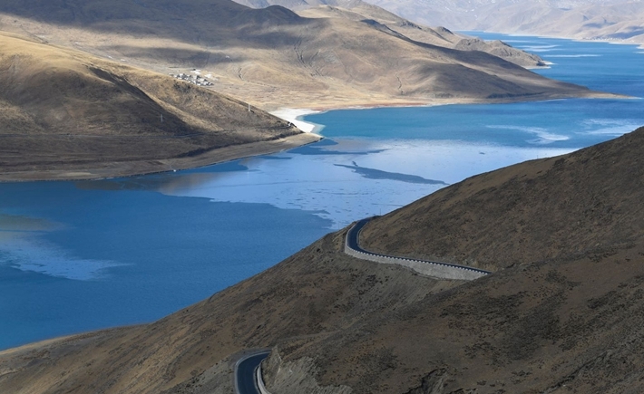 圖為翻越崗巴拉山口后看到的羊卓雍錯 攝影:王媛媛.jpg