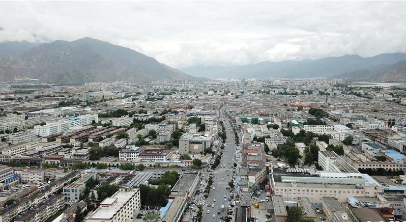 8月10日無(wú)人機(jī)拍攝的拉薩城市一景。新華社記者 王益亮 攝.jpg