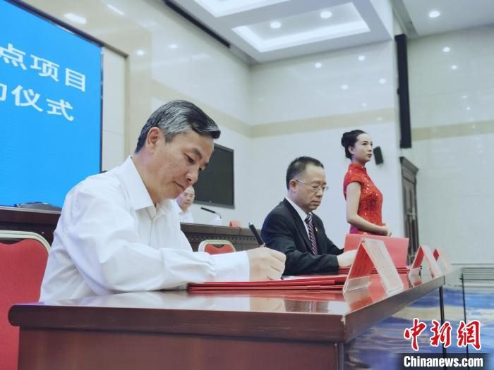 圖為青海省副省長匡湧(左)簽訂合作共建區(qū)域醫(yī)療中心框架協(xié)議。　張?zhí)砀?攝