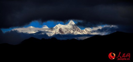 南迦巴瓦峰遠眺。次仁羅布 攝