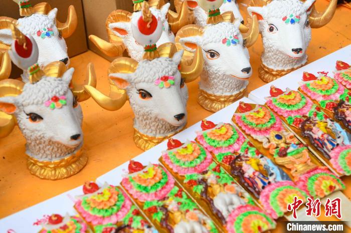 圖為拉薩市場(chǎng)上待售的吉祥羊頭。　貢嘎來松 攝