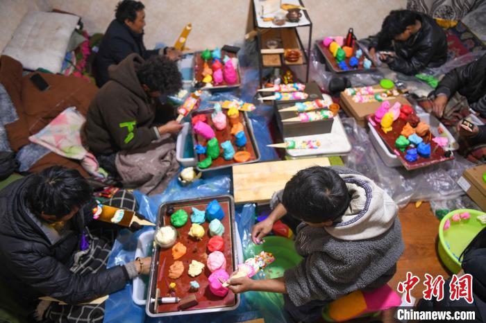 圖為拉薩手藝人制作年貨酥油花。　貢嘎來松 攝