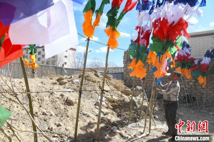 圖為拉薩街頭出售的五彩經(jīng)幡?！∝暩聛硭?攝