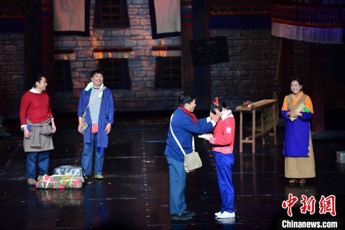 圖為西藏本土話劇《八廓街北院》演出現場?！∝暩聛硭?攝