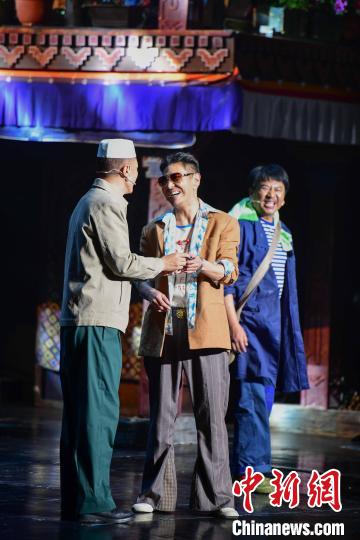 圖為西藏本土話劇《八廓街北院》演出現場?！∝暩聛硭?攝